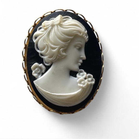 Jewelry - Vintage Cameo Brooch in black and white unsigned